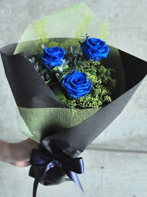 Moment Of Joy ブルー 青バラ3本の花束プリザーブドフラワー 送料無料 プリザーブドフラワーの通販は大阪の専門店フルールドゥマカロン