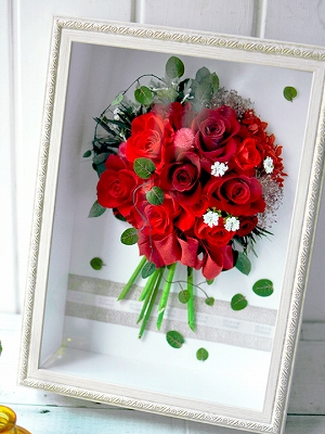愛をこめて花束を 12本のバラのフレーム型プリザーブドフラワー 送料無料 プリザーブドフラワーの通販はフルールドゥマカロン